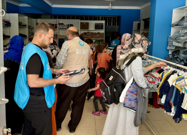 Muş&#039;ta bayram öncesi çocuklara kıyafet yardımı yapıldı