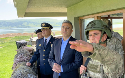 Ardahan Valisi Hayrettin Çiçek, sınırın sıfır noktasındaki askerlerle bayramlaştı