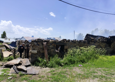 Kars'ta bir ev ile 3 ahır ve samanlık yandı