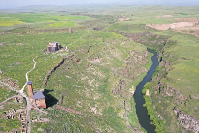 Anadolu'daki ilk kaya mescit olduğu değerlendirilen mağara turizme kazandırılıyor