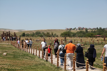 Bitlis&#039;te ziyaretçiler bayramın ikinci gününde tarihi mekanlarda zaman geçirdi
