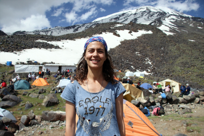 Bir yanı kar bir yanı bahar Ağrı Dağı havanın ısınmasıyla doğa tutkunlarını ağırlıyor