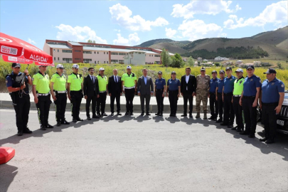 Erzincan Valisi Aydoğdu, bayramda görev yapan güvenlik güçleriyle bayramlaştı