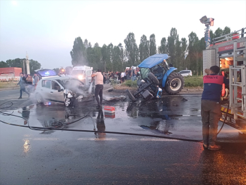 Ağrı&#039;da otomobil ile traktörün çarpıştığı kazada 4 kişi yaralandı