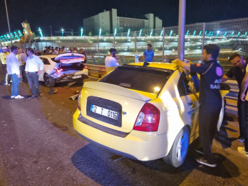 Bingöl'de taksi ile otomobilin çarpıştığı kazada 3 kişi yaralandı