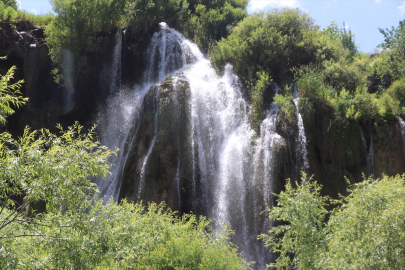 Erzincan&#039;da sıcaktan bunalanlar Girlevik Şelalesi&#039;nde doğayla iç içe serinliyor