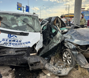 Ağrı'da otomobil ile kamyonet çarpıştı, 2'si ağır 5 kişi yaralandı