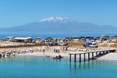 GÜNCELLEME - Serinlemek için girdiği Van Gölü'nde kaybolan genci arama çalışmaları sürüyor