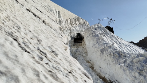 Hakkari'de ekiplerin karla mücadelesi sürüyor