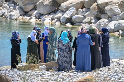 Serinlemek için girdiği Van Gölü&#039;nde kaybolan genci arama çalışmaları sürüyor
