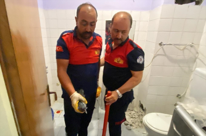 Erzincan'da banyonun havalandırmasına düşen karga yavrusu kurtarıldı