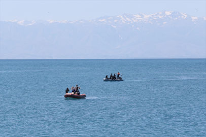 Van Gölü&#039;nde kaybolan genci arama çalışmaları üçüncü gününde sürüyor