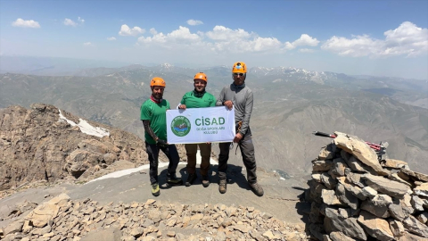 Hakkari&#039;de dağcılar Sümbül Dağı tırmanışını tamamladı