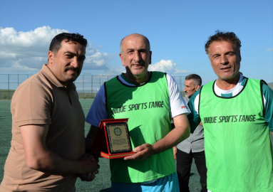 Kars&#039;ta futbolun emektarlarına davul zurnalı turnuva düzenlendi