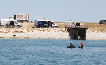 Van Gölü&#039;nde kaybolan genci arama çalışmaları dördüncü devam ediyor