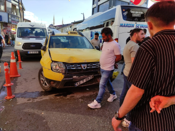 Bingöl&#039;de ticari taksinin çarptığı 2 yaya yaralandı