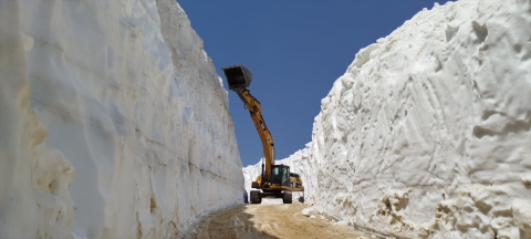 Hakkari&#039;de üs bölgesi yolunda metrelerce karla mücadele sürüyor