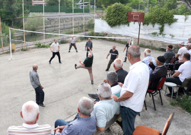 Sarp dağların arasındaki mahallede genç yaşlı herkes voleybolla buluşuyor