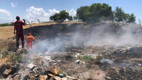 Bingöl'de örtü yangını, ormana ve evlere sıçramadan söndürüldü