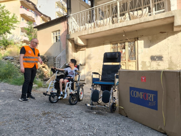 Hakkari Gençlik ve Engelliler Derneğinden özel gereksinimli çocuğa destek