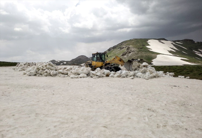 Van&#039;da kar nedeniyle kapalı olan yayla yolları açıldı