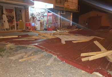 Bingöl&#039;de şiddetli rüzgar binanın çatısını uçurdu