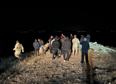 Botla açıldıkları Van Gölü'nde kaybolan 4 kişiyi arama çalışması başlatıldı