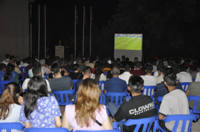Hakkari'nin Çukurca ilçesinde vatandaşlar Çekya-Türkiye maçını meydana kurulan dev ekrandan izledi