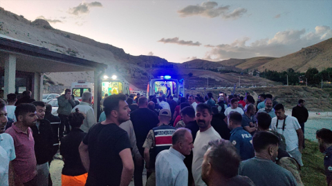 Kanoyla Van Gölü açıklarına sürüklenen 4 kişi ekiplerce kurtarıldı