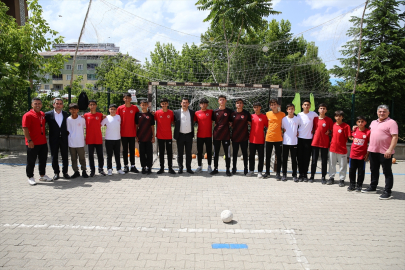 Kilit taşı sahada hentbol oynayıp ay-yıldızlı formayı giymek için mücadele ediyorlar