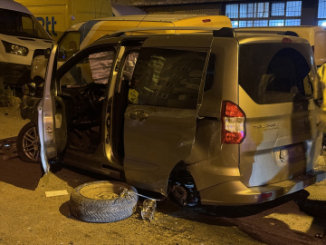 Ağrı&#039;da kaldırıma çarpan hafif ticari araçtaki 3 kişi yaralandı