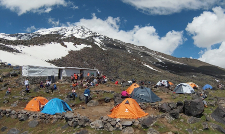 Ağrı Dağı zirvesine uzanan yolculuğun ana kampında panayır havası