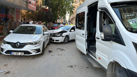 Elazığ&#039;da minibüs ve otomobilin çarpıştığı kazada 7 kişi yaralandı