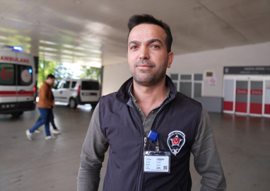 Erzurum&#039;da doktorlara saldıran hasta yakınını ayırmaya çalışan güvenlik görevlisi bıçakla yaralandı