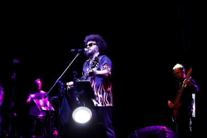 Tunceli’de sanatçı Can Gox konser verdi