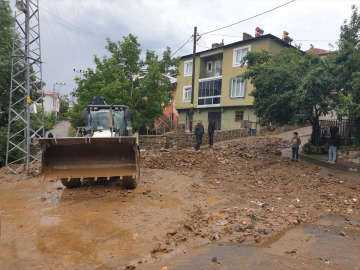 Bingöl'de etkili olan dolu taşkına yol açtı