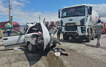 Erzincan&#039;da beton mikseri ile çarpışan otomobildeki 3 kişi ağır yaralandı