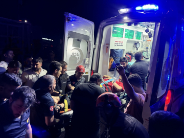 Hakkari&#039;de tır ile minibüsün çarpışması sonucu 4 kişi yaralandı