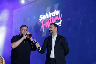 Şarkıcı Alişan Van&#039;da konser verdi