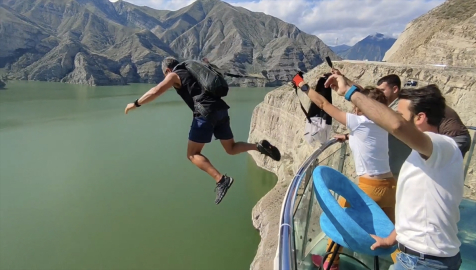 "Yarasa adam" 143 metredeki cam terastan atlayıp Tortum Gölü&#039;ndeki bota indi