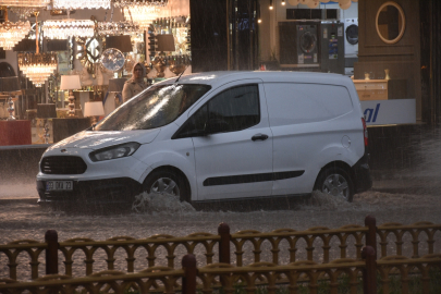 Erzurum&#039;da şiddetli sağanak taşkına neden oldu