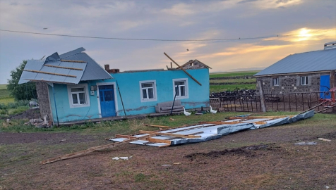 Kars&#039;ta şiddetli rüzgar çatıları uçurdu