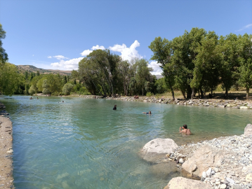 Tunceli'de sıcaktan bunalan vatandaşlar Tağar Çayı'nda yüzerek serinliyor