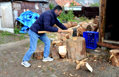 Adana&#039;nın sıcağından kaçıp Kars&#039;ta soba başında ısındı