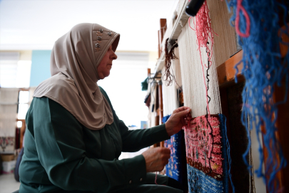Alman asıllı kadın, halı dokuyarak depremin etkisinden uzaklaşmaya çalışıyor