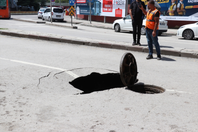 Erzurum&#039;da şiddetli yağış sonrası yolda çökme meydana geldi