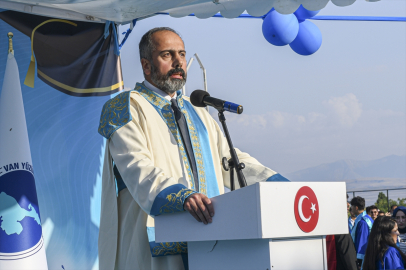 Van&#039;da 5 bin 260 öğrenci mezuniyet sevinci yaşadı