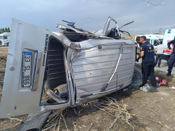 Van&#039;da iki aracın çarpıştığı kazada 6 kişi yaralandı