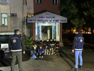 Ağrı&#039;da tırın dorsesinde 32 düzensiz göçmen yakalandı