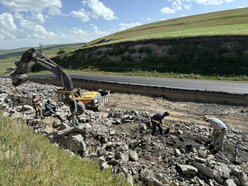 Ardahan&#039;da güvenli ulaşım için bölünmüş yollar yapılıyor, heyelan duvarları örülüyor